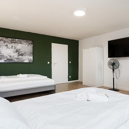 Einfach Aber Sehr Komfortabel - Wohnung Fuer 6 Personen - 2Xwc - Grupen, Messe, Monteure, Studenten - Voll Ausgestattet - 6 Betten 140X200Cm Hochwertig, 3 Smart-Tv 55 Zoll Netflix, 1000 Mbit Wlan, Voll Ausgestattete Kueche Duisburg Exterior foto