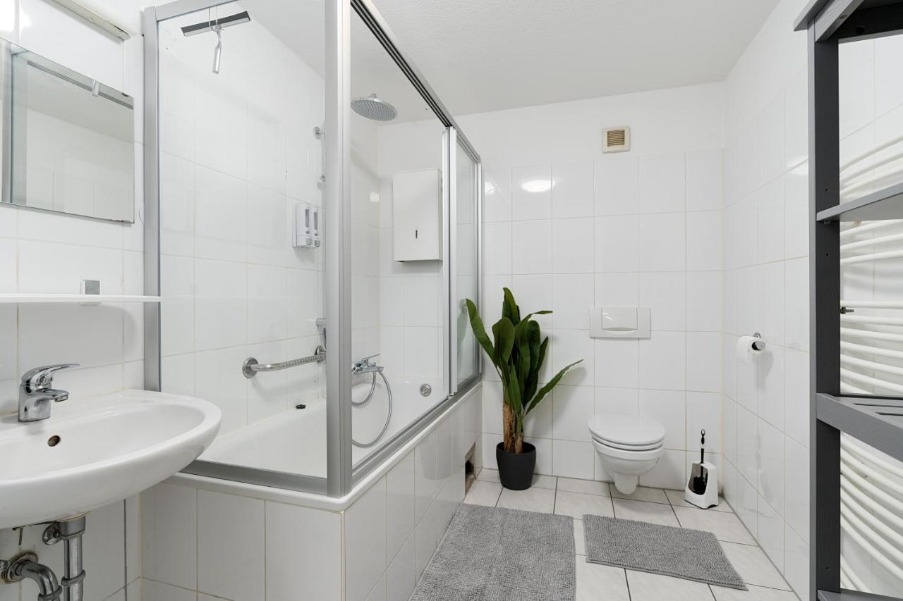 Einfach Aber Sehr Komfortabel - Wohnung Fuer 6 Personen - 2Xwc - Grupen, Messe, Monteure, Studenten - Voll Ausgestattet - 6 Betten 140X200Cm Hochwertig, 3 Smart-Tv 55 Zoll Netflix, 1000 Mbit Wlan, Voll Ausgestattete Kueche Duisburg Exterior foto