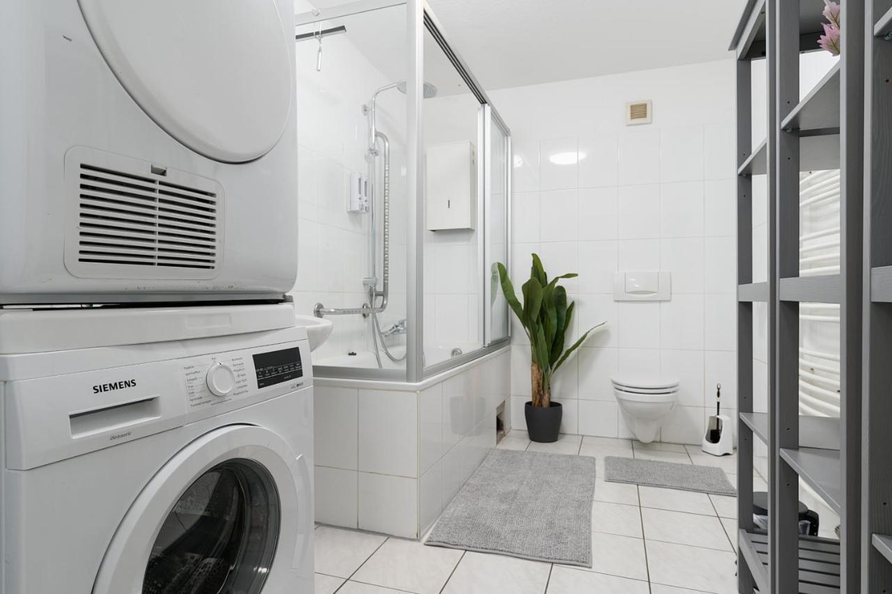 Einfach Aber Sehr Komfortabel - Wohnung Fuer 6 Personen - 2Xwc - Grupen, Messe, Monteure, Studenten - Voll Ausgestattet - 6 Betten 140X200Cm Hochwertig, 3 Smart-Tv 55 Zoll Netflix, 1000 Mbit Wlan, Voll Ausgestattete Kueche Duisburg Exterior foto