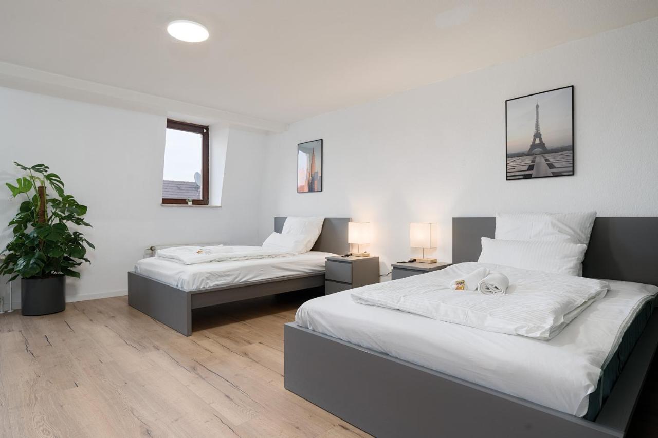 Einfach Aber Sehr Komfortabel - Wohnung Fuer 6 Personen - 2Xwc - Grupen, Messe, Monteure, Studenten - Voll Ausgestattet - 6 Betten 140X200Cm Hochwertig, 3 Smart-Tv 55 Zoll Netflix, 1000 Mbit Wlan, Voll Ausgestattete Kueche Duisburg Exterior foto
