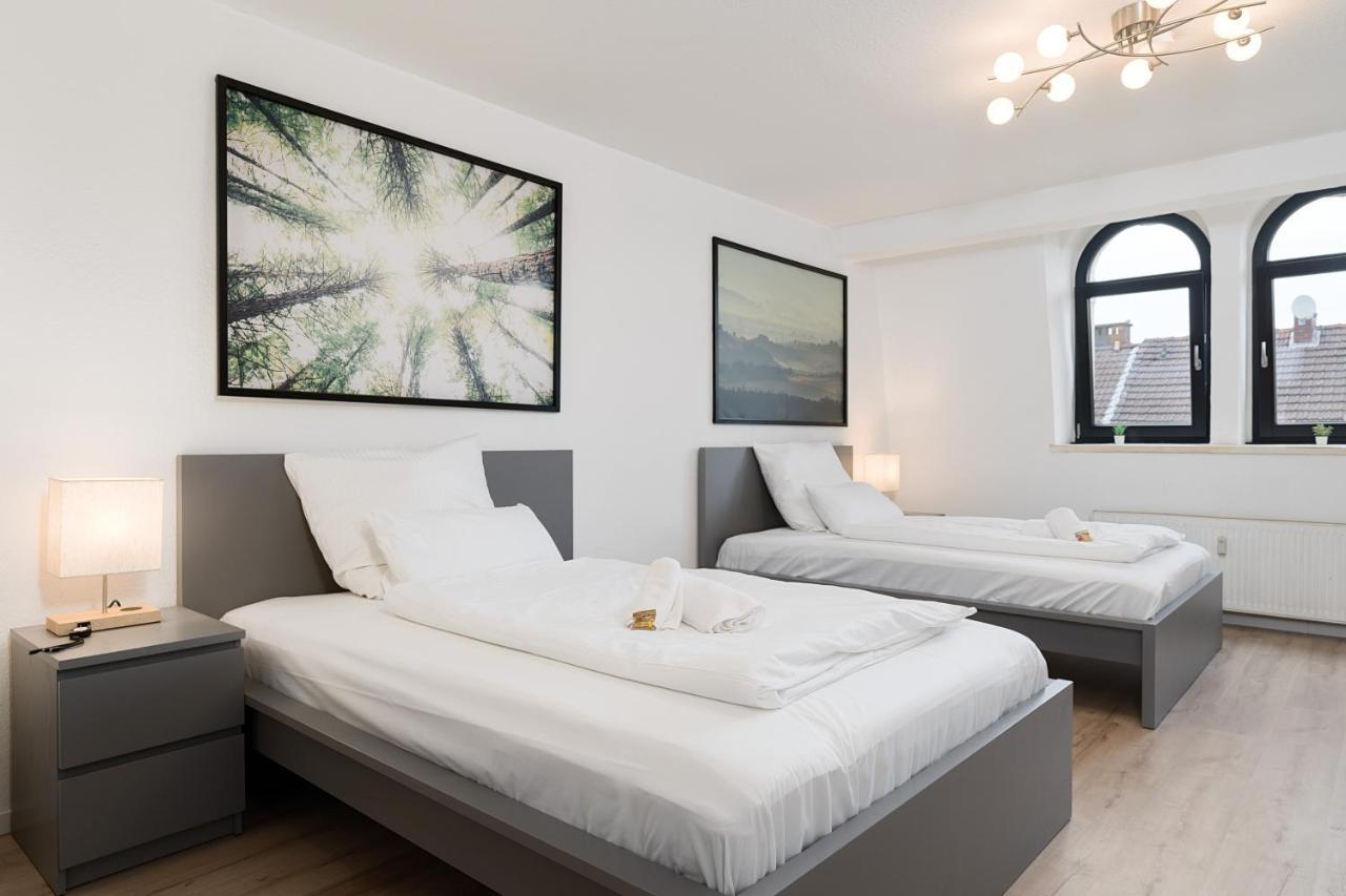 Einfach Aber Sehr Komfortabel - Wohnung Fuer 6 Personen - 2Xwc - Grupen, Messe, Monteure, Studenten - Voll Ausgestattet - 6 Betten 140X200Cm Hochwertig, 3 Smart-Tv 55 Zoll Netflix, 1000 Mbit Wlan, Voll Ausgestattete Kueche Duisburg Exterior foto