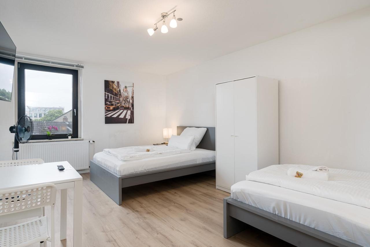Einfach Aber Sehr Komfortabel - Wohnung Fuer 6 Personen - 2Xwc - Grupen, Messe, Monteure, Studenten - Voll Ausgestattet - 6 Betten 140X200Cm Hochwertig, 3 Smart-Tv 55 Zoll Netflix, 1000 Mbit Wlan, Voll Ausgestattete Kueche Duisburg Exterior foto