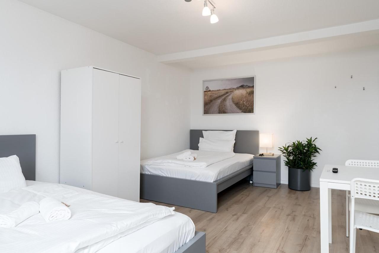 Einfach Aber Sehr Komfortabel - Wohnung Fuer 6 Personen - 2Xwc - Grupen, Messe, Monteure, Studenten - Voll Ausgestattet - 6 Betten 140X200Cm Hochwertig, 3 Smart-Tv 55 Zoll Netflix, 1000 Mbit Wlan, Voll Ausgestattete Kueche Duisburg Exterior foto