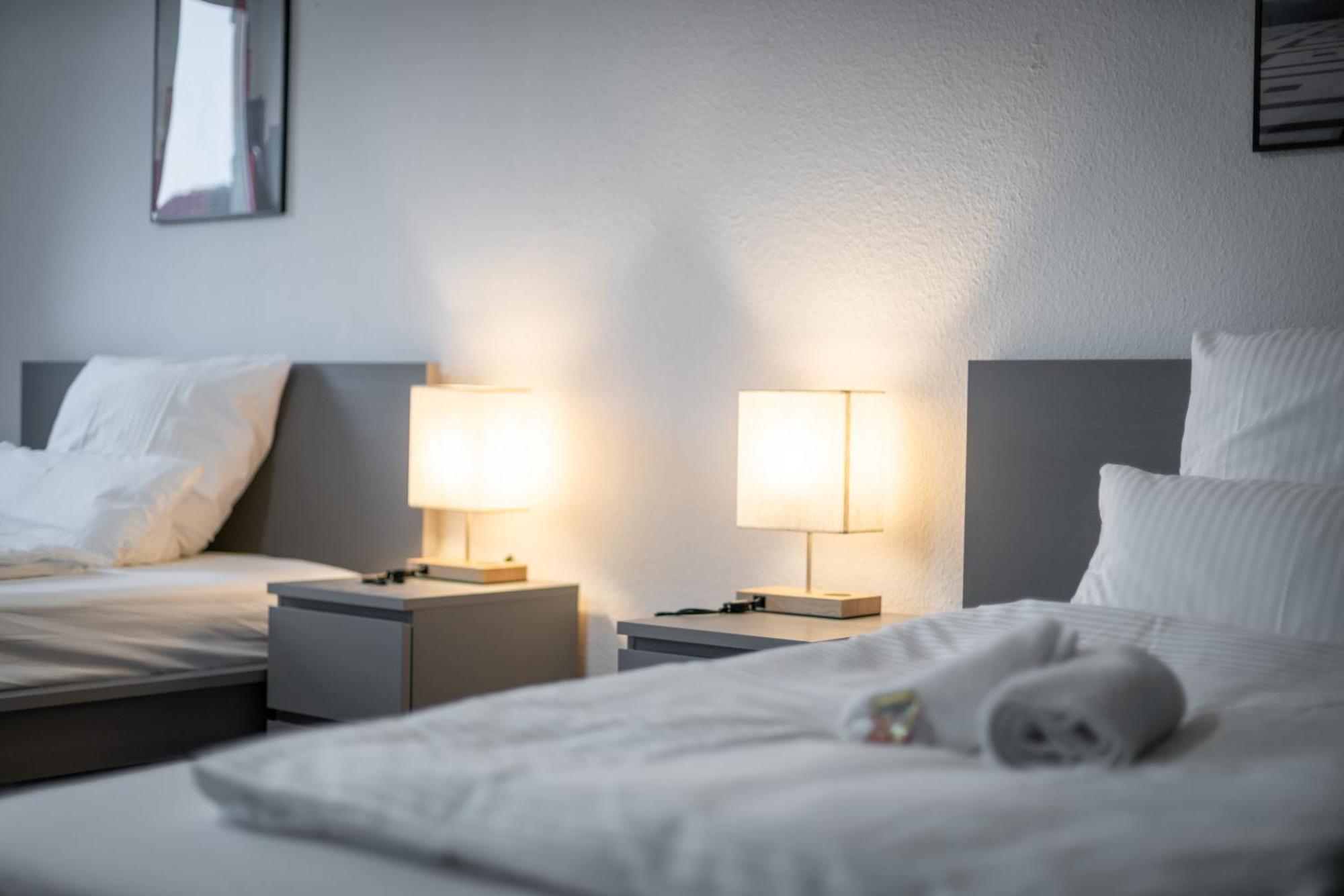 Einfach Aber Sehr Komfortabel - Wohnung Fuer 6 Personen - 2Xwc - Grupen, Messe, Monteure, Studenten - Voll Ausgestattet - 6 Betten 140X200Cm Hochwertig, 3 Smart-Tv 55 Zoll Netflix, 1000 Mbit Wlan, Voll Ausgestattete Kueche Duisburg Exterior foto